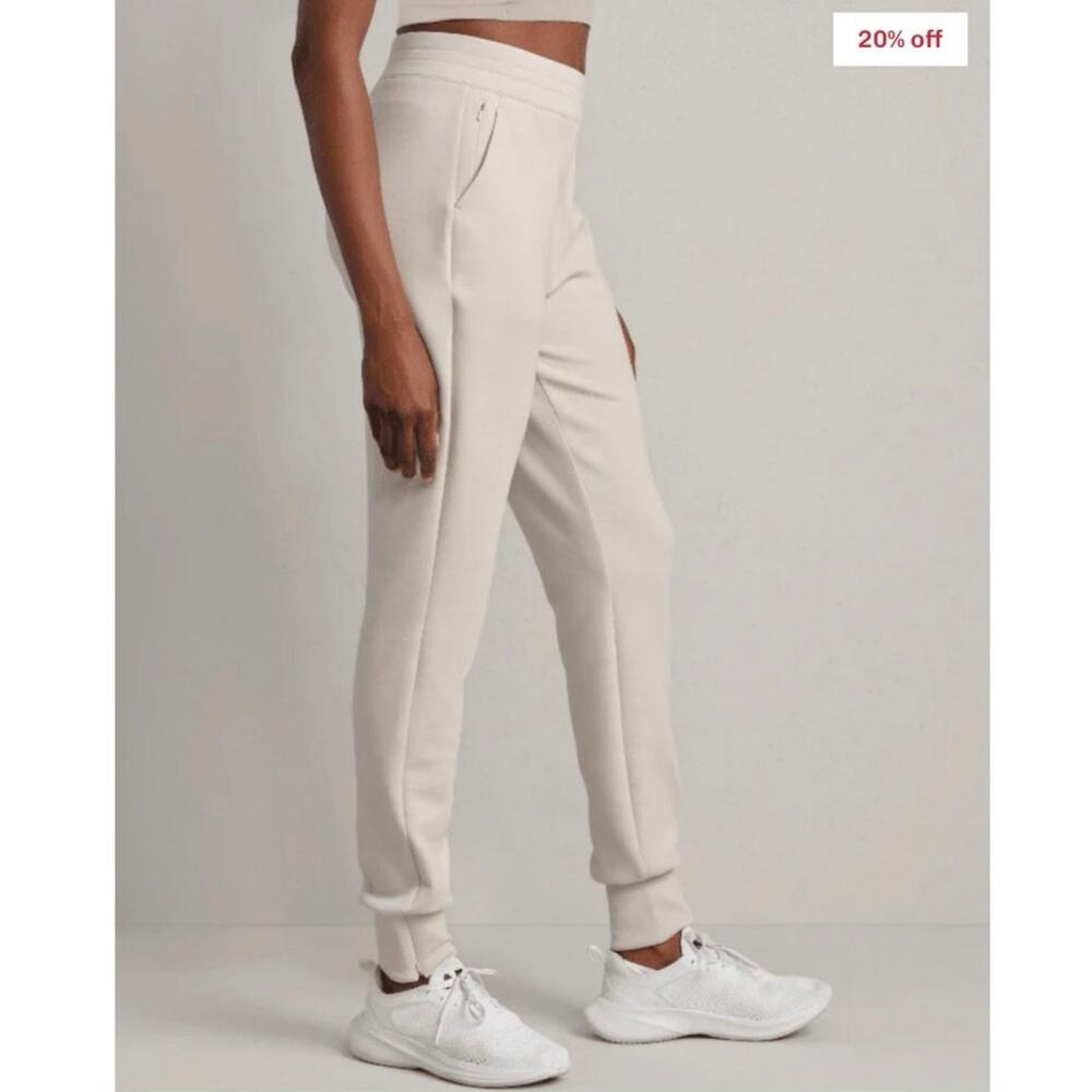 NWOT Women’s Rhone DreamGlow Taper Leg Pant in Sand SZ XS - Picture 8 of 8